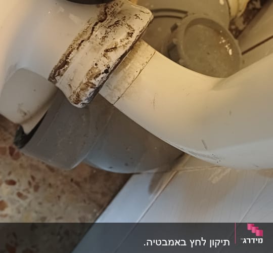 חלקי צנרת עם חיבורים ותיקונים בתחום האינסטלציה